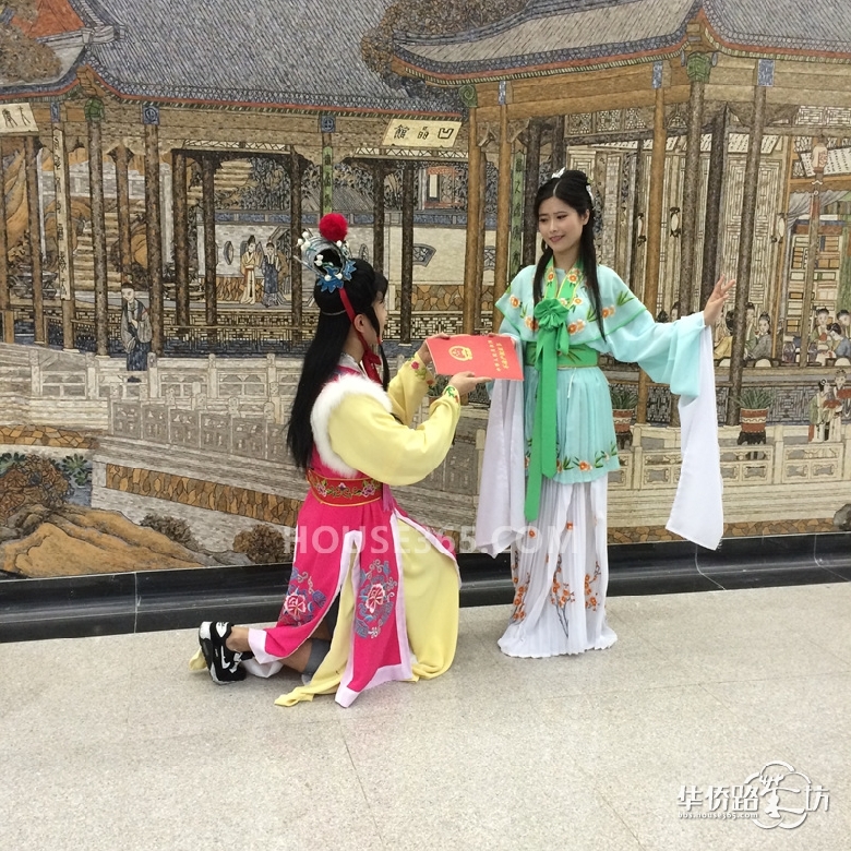 宝<em>哥哥</em>林<em>妹妹</em>惊现地铁3号线卡子<em>门</em>站,做起了代