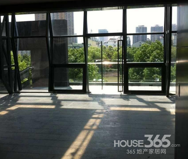 城核心596.34 丶 1800 大开间免物业公摊费 得