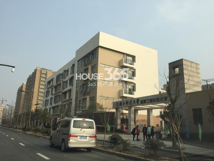 丁蕙小学位于汉嘉柒号的东南角（2015年1月摄） 
