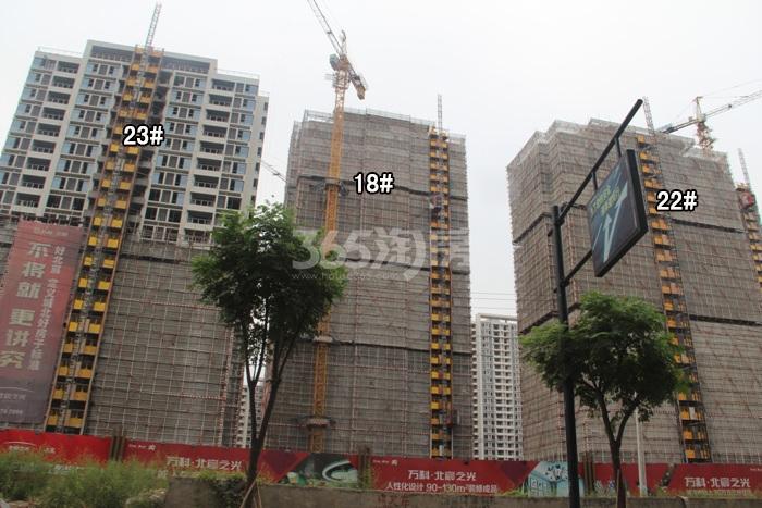 万科北宸之光18、22、23号楼施工进度实景图 2015年9月摄