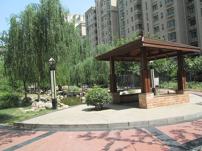 华清学府城 新房中心(猛戳了解更多项目信息) 华清学府城 业主社区(猛戳与邻居聊房子) 价格信息:5800元/(起) 售楼处电话:400-8181-365 转 9979 业主QQ群:180691011 开 发 商:西安华清科教产业(集团)有限公司 物业公司/物 业 费:1.20元/平方米·月 车位信息: 8000个左右 配套信息:立丰购物广场、百盛商场、沃尔玛超市、华润万家超市、建工路综合市场,西部食品批发市场,西北轻工业市场,仁和服装市场,义乌市场,金海市场 售楼地址:城东幸福南路与建工
