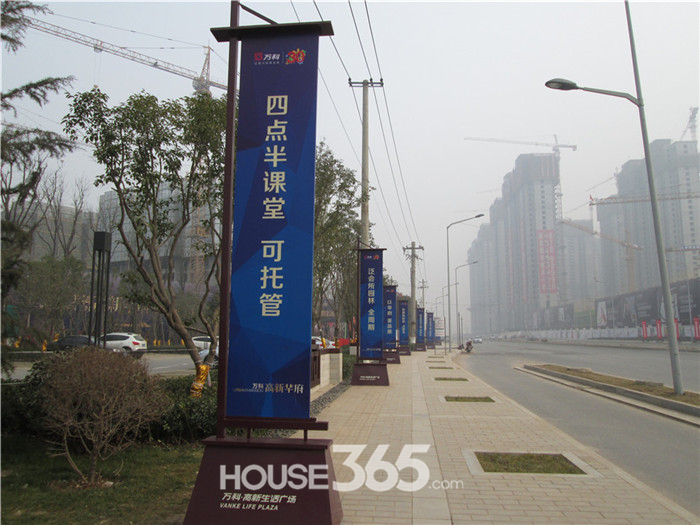 万科户外"品宣"广告牌一路把小编引向万科高新华府售楼膊